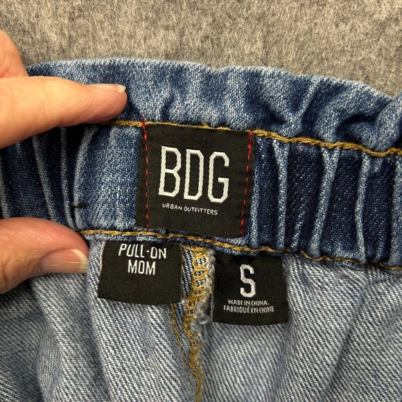 BDG Pull On Mom Jean Shorts Women's Size Small High Waist Medium Wash Denim - Picture 3 of 9